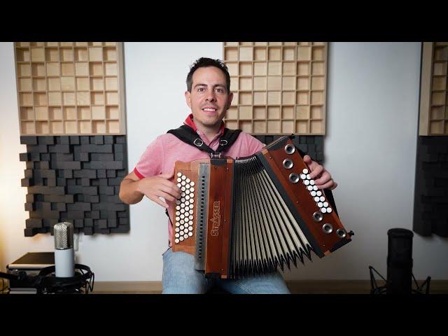 Thomas spielt „Marina“ auf der Steirischen Harmonika