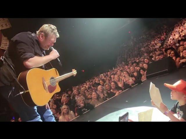 Blake Shelton Invites 6-Year-Old Awaiting A Heart Transplant to Sing on Stage 2022