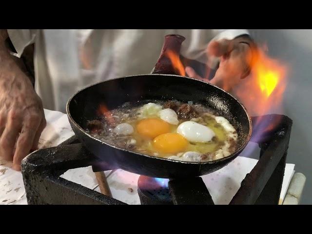 Al Soussi: Lebanese Breakfast السوسي ، فطور لبناني تقليدي ، بيض ، حمص ، فول ، فتة ، كبدة