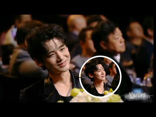 Bai Jingting got shy as he realized the camera was focused on him while staring at Song Yi on stage