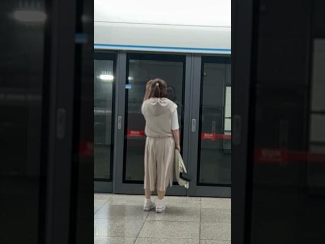 아침부터 지하철 놓치고 약속에도 늦었지만,뜬금없이 지하철역 런웨이오늘 입은 치마바지가 살랑살랑 기분 살려줘요  #지하철역런어웨이 #데일리코디#여행룩#마실룩#에어릿팬츠 #외출룩