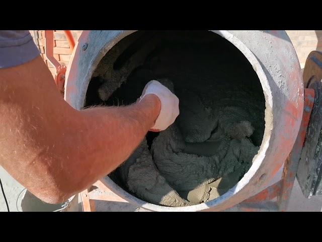 How to mix a brick mortar.