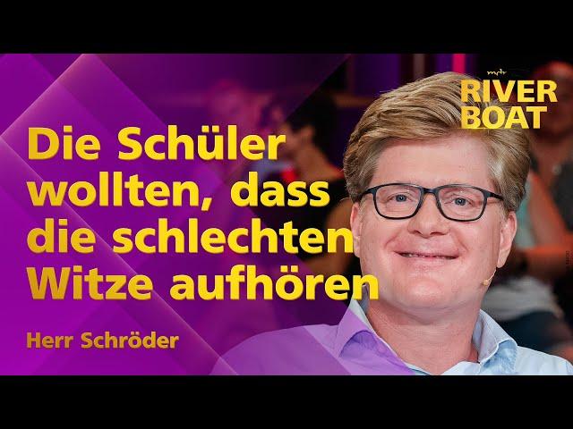 Den Beamtenstatus und genervte SchülerInnen hinter sich gelassen - Comedian »Herr Schröder«