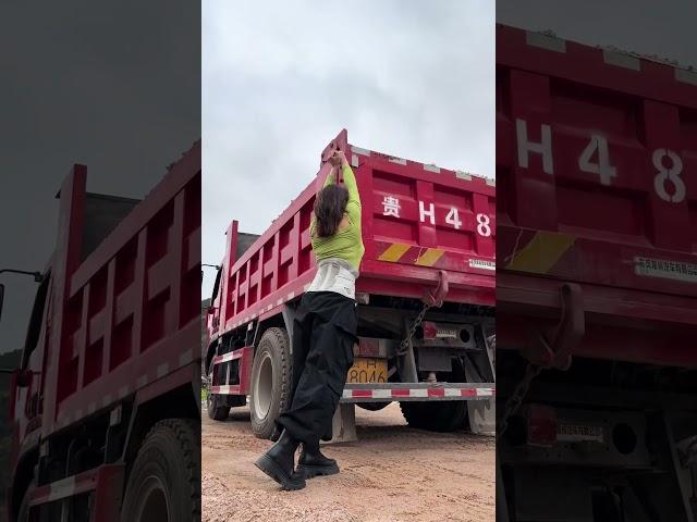 Sexy female truck driver's daily unloading routine!#automobile #truckdriver