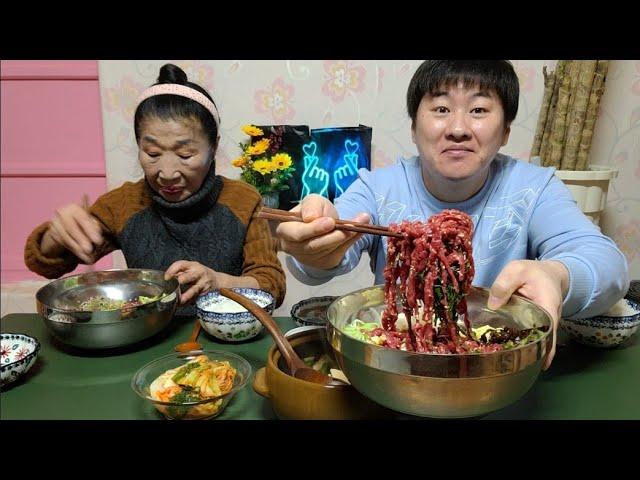 육회비빔밥~ 완전고소하고 부드럽고 나를 미치게만드는 맛이다, 된장찌개랑 같이먹자~!!