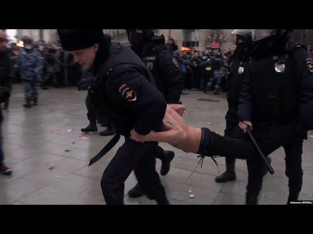 Clashes, Brutal Beatings As Police Crack Down On Protesters In Moscow