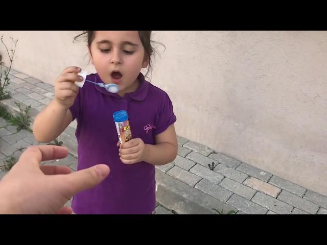 Aslı Yaren Baloncuk Makinesini Yere Attı.Anneye Vermedi. Eğlenceli Çocuk Videosu