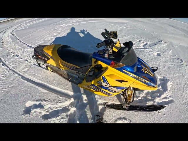 Ski-Doo MXZ 600 SDI trail riding and wheelies!!