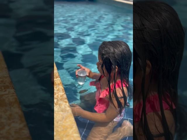 Shadia toma agua de la piscina #shorts