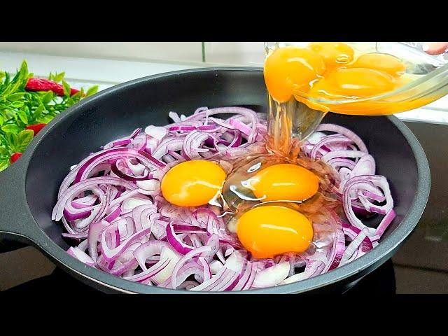 Just pour the egg on the onion and the result will be amazing! Simple and delicious