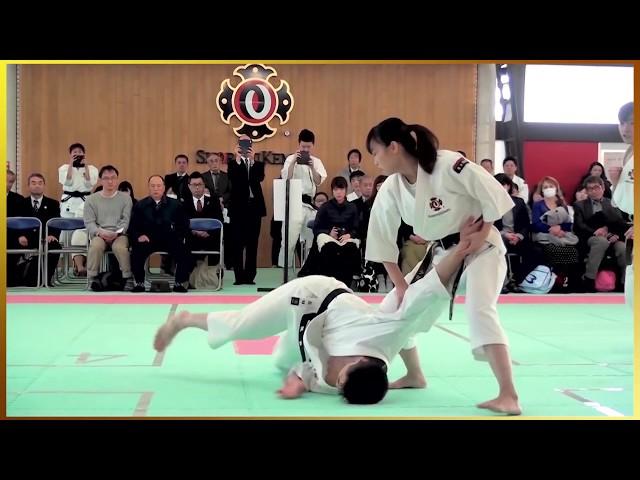 Group kumi embu (man, woman). Shorinj Kempo demonstrations techniques self-defense. 少林寺拳法