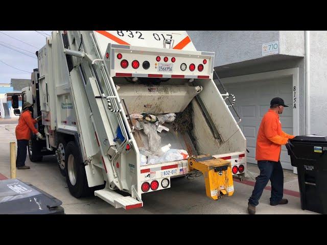 San Diego Mini CCC Pak-Mor Collecting Trash in Mission Beach - 832 017