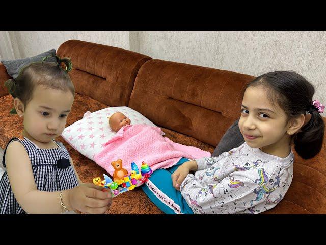 Hafsa ve Kübra bebek bakıcısı gibi davranıyor