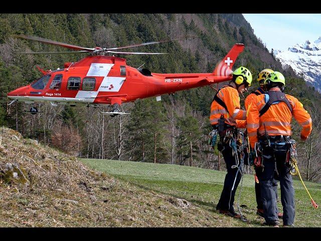 Evacuation of a cableway by helicopter - rescue training in the Swiss mountains -Seilbahn-Evakuation