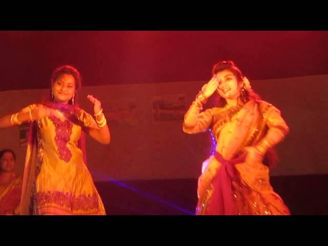 Rituparna Bera and Shramana Das performing "Radha teri chunri"