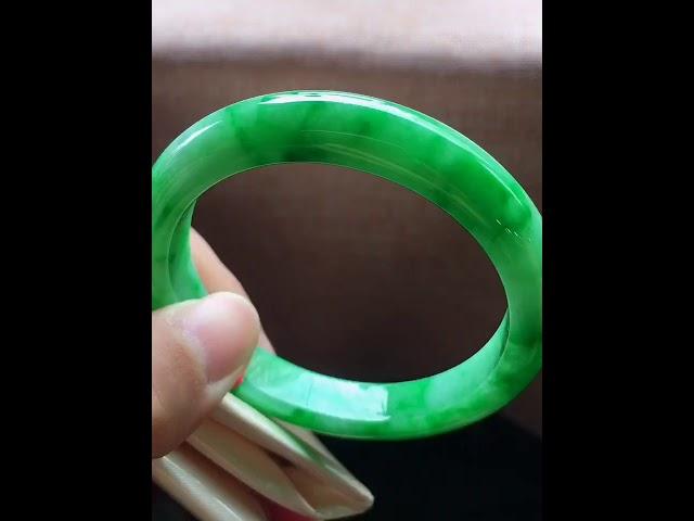 缅甸翡翠手镯 精品玉手镯 現貨 满绿正圈翡翠手镯，完美，色阳，种老，尺寸54.5/10.5/7.7mm