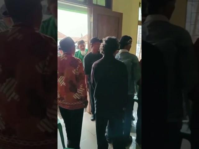 VIRAL! Mantan Kades Trijaya Kuningan Ngamuk, Nyaris Lempar Kursi Ke Wajah Penyuluh BTNGC...