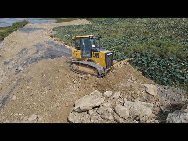 Beautiful Best Dozer Construction Push Moving Gravel Rock with Dongfeng Dump Truck Spreading Extreme