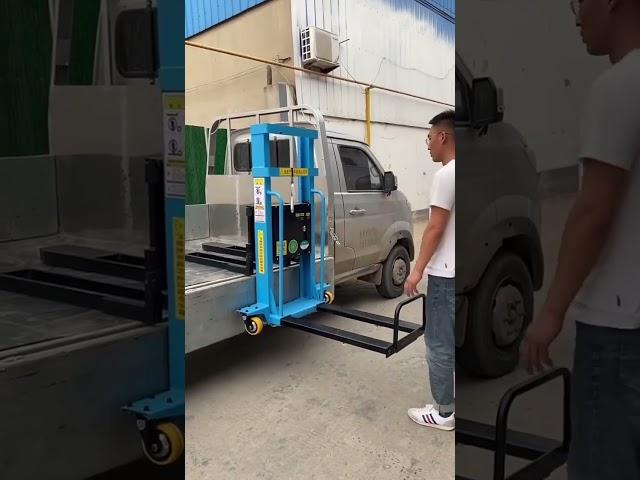Самопогрузочный электрический подъемник #склад #погрузчик #вилочныйпогрузчик #рохля #логистика