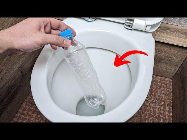 Throw a plastic bottle in the toilet! A trick that is hard to believe