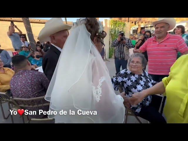 Boda Doña Beba y Don Pancho: los novios llegando a la plaza felices por el recibimiento.