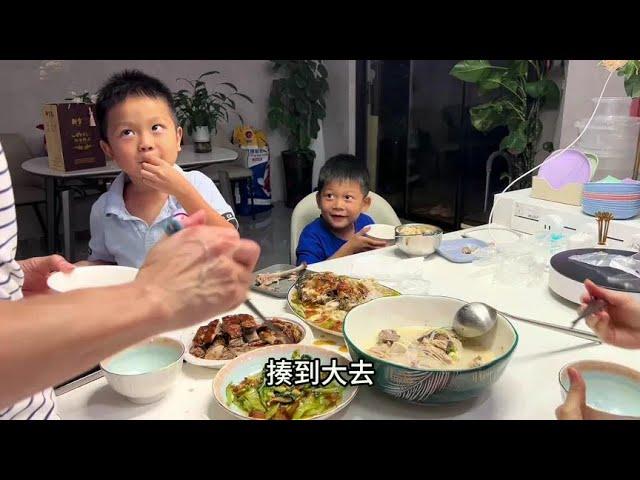 Fengfeng saw the children eating  but honestly wanted to make them a second beam.