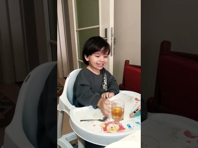Kaan çayını içiyor