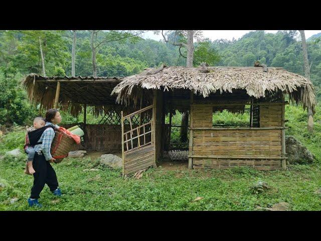 17-year-old single mother and son cleaned up a long-abandoned house to live in - No one believed it