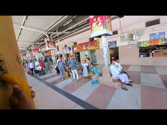 12766/Amravati-Tirupati SF Express Arriving Nizamabad Jn