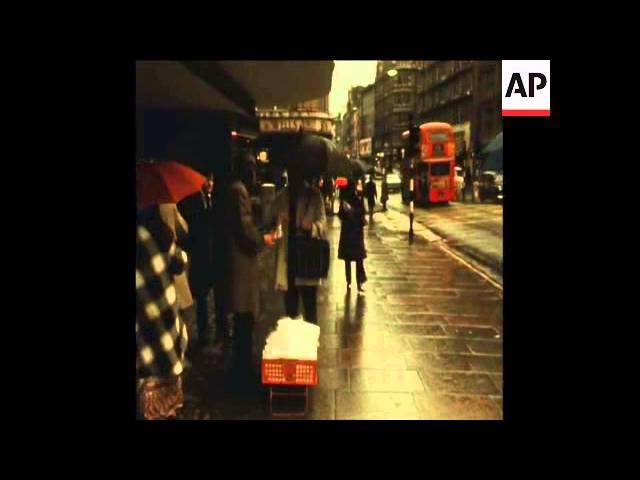 SYND 12/2/72 MINERS STRIKE CAUSE POWER CUTS IN LONDON