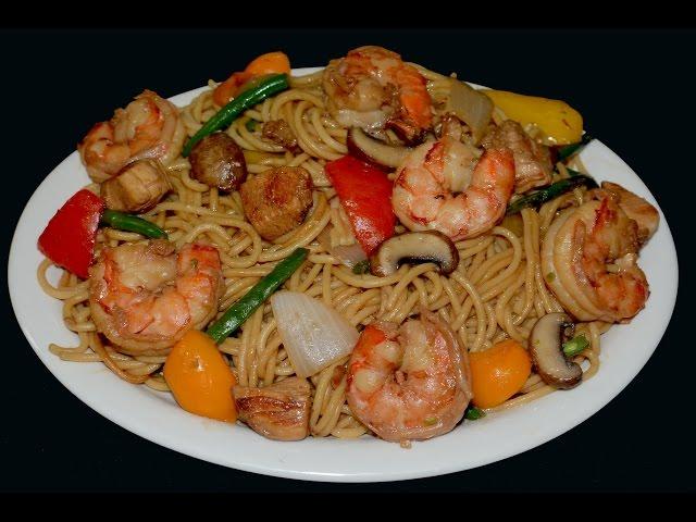 Fideos Chinos con camarones, pollo y vegetales. Chow Mein