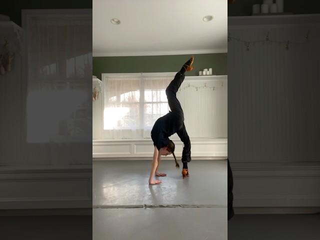 Tate McRae's Flexibility Challenge to Revolving Door!         #shorts #dance #ballet #trend