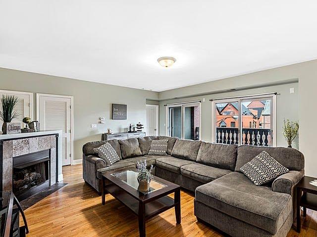 2 Bedroom Old Town Condo for Sale in Chicago