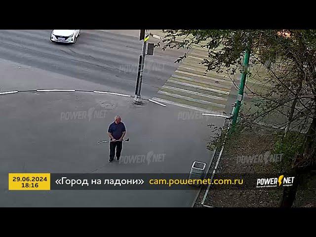 Проезд по тротуару г. Волжский,  «Ленина - Комсомольская» 29-06-2024 18-16