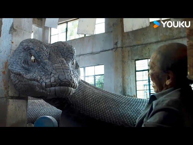 Giant snake attacks, man lights gasoline and dies with it |Snake Island Python | YOUKU MONSTER MOVIE