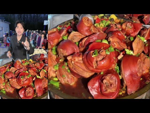 Another Chinese Guy Cook Free Meals / Huge Pork Foot Food for the elders on the Street in a Village