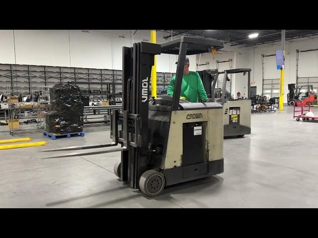 CROWN RC 3000 SERIES ELECTRIC FORKLIFT