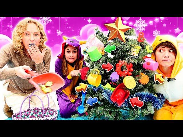 Drache und Fuchs schmücken den Weihnachtsbaum mit Spielzeugen. Spielzeug Video für Kinder