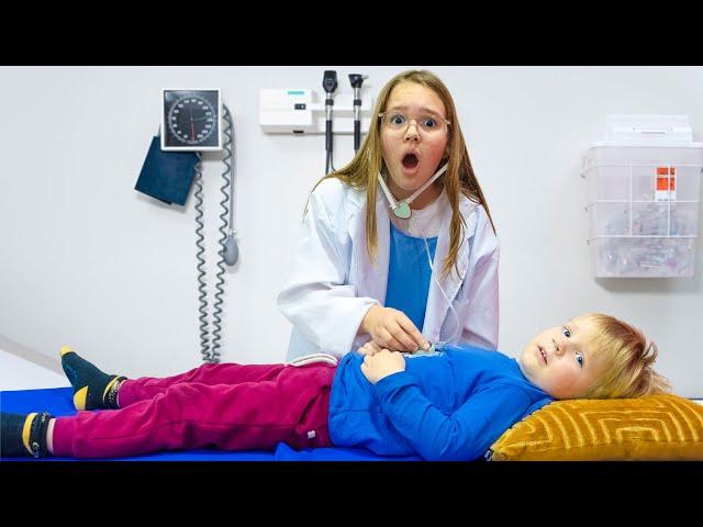 Amelia, Avelina, Akim & Arthur pretend play at the Doctor's office