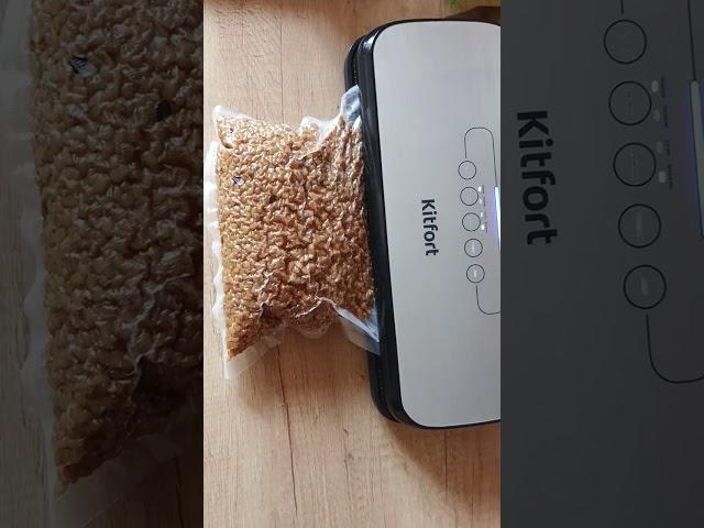 упаковка пшеницы Вакуматомором Kitfort KT 1502-2