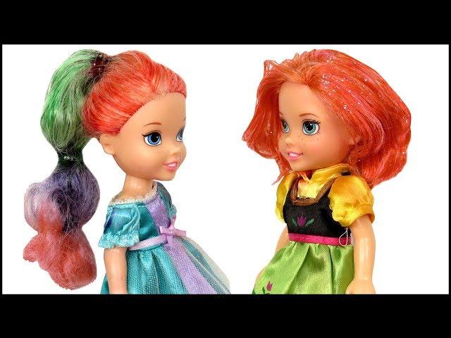 HAIRCUT ! Elsa and Anna toddlers DYE their hair at Salon - Barbie is the hairstylist