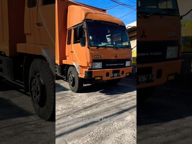  Mobil Truk Besar, Truk Hino Fuso Isuzu mercedesbenz Bertugas menuju Tempat Kerja 