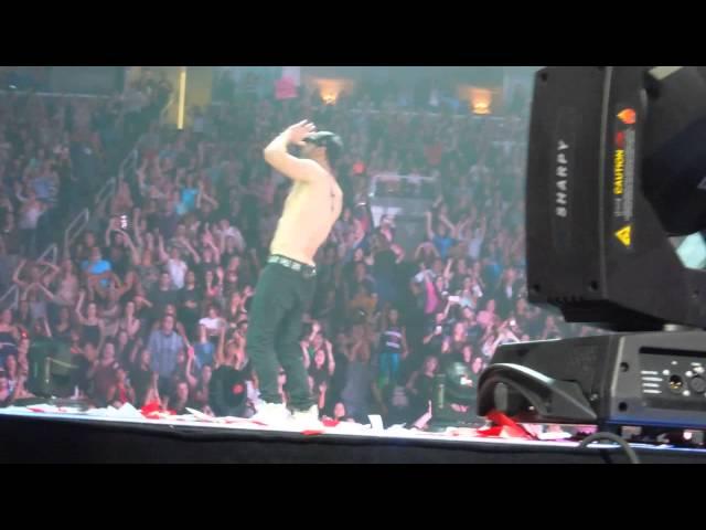 Donnie Wahlberg dances to 'California Love' @ HP Pavilion/SAP Center, San Jose 7.12.13