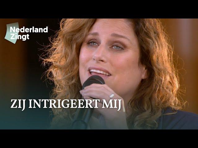 Zij intrigeert mij (met: Groot is uw trouw) - Nederland Zingt