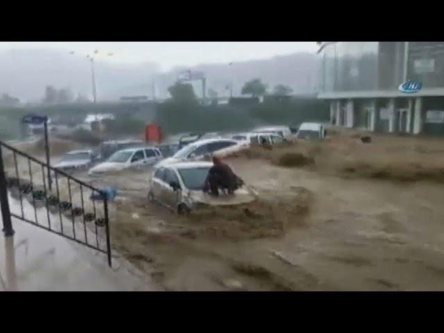 Las lluvias torrenciales lo arrastran todo a su paso en Turquía