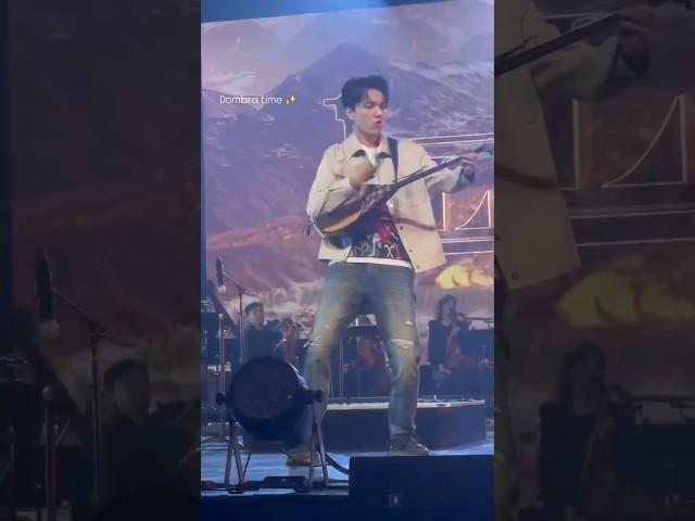 Dimash playing dombra at Olzhas's concert