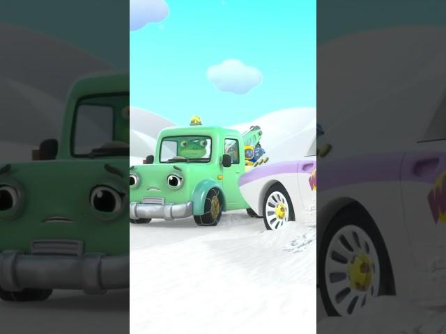 Weasel Stuck in the Snow ️ | Gecko's Garage  #Shorts #GeckosGarage