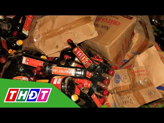 Hàng trăm chai nước mắm còn nguyên bị vứt trong bụi rậm | THDT