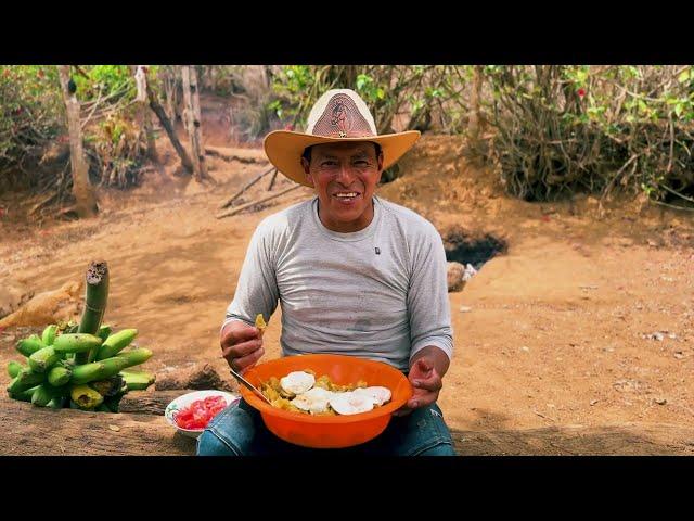 Chifles de Güineo filipino con huevos criollos