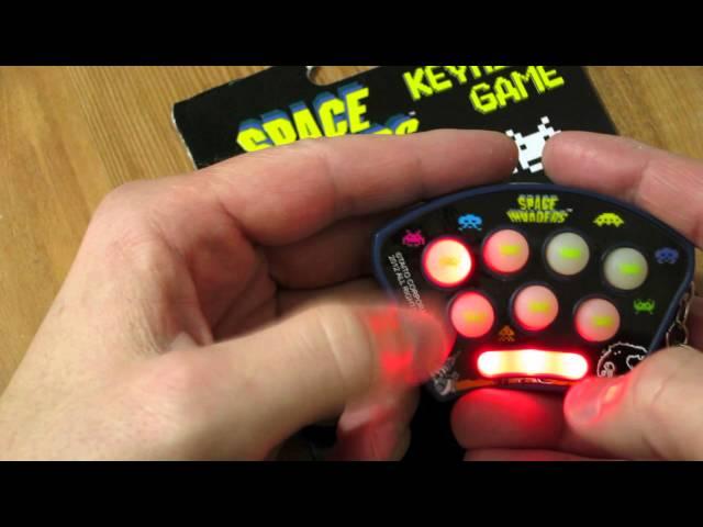 Space Invaders Keyring Game by 50 Fifty Gifts - digituba